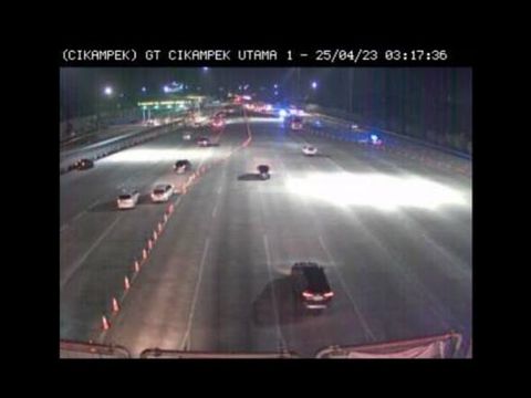 Arus lalu lintas (lalin) Jalan Tol Cikampek arah Jakarta ramai lancar dini hari ini. Tidak ada kemacetan yang terjadi pada puncak arus balik libur Lebaran 2023.