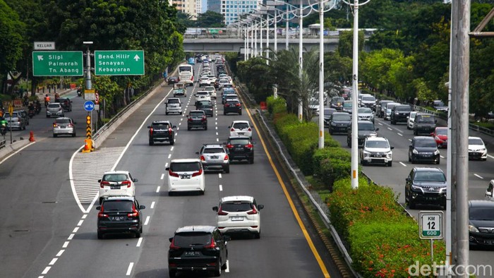 Tol Dalkot ruas Slipi, Jakarta Barat, terpantau ramai lancar, Minggu (25/4/2023) pukul 14.30 WIB.