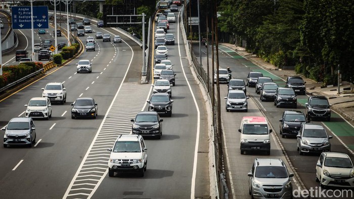Tol Dalkot ruas Slipi, Jakarta Barat, terpantau ramai lancar, Minggu (25/4/2023) pukul 14.30 WIB.