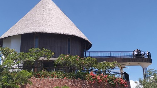 Bangunan berbentuk kerucut yang dilengkapi viewing deck di Puncak Waringin.