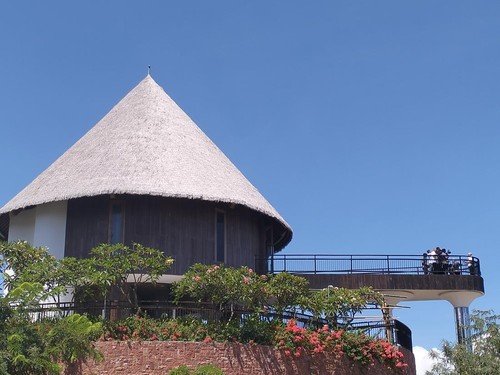 Bangunan berbentuk kerucut yang dilengkapi viewing deck di Puncak Waringin.