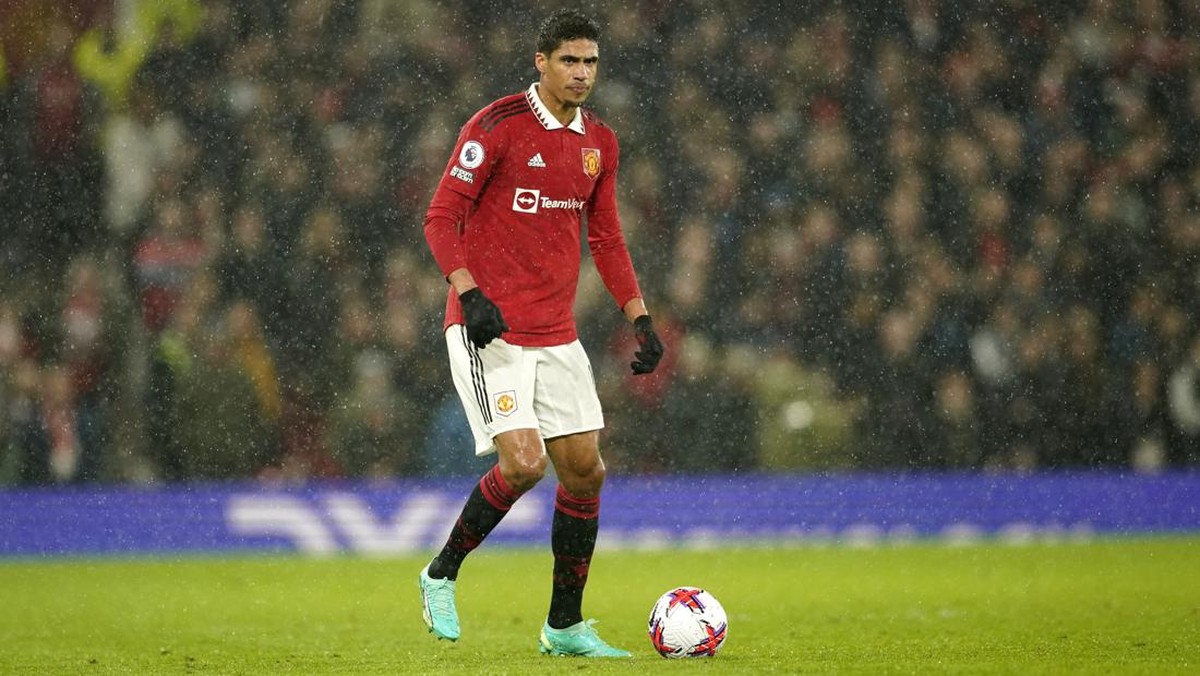 Raphael Varane bisa memperkuat MU lagi di final Piala FA. (Foto: AP/Dave Thompson)