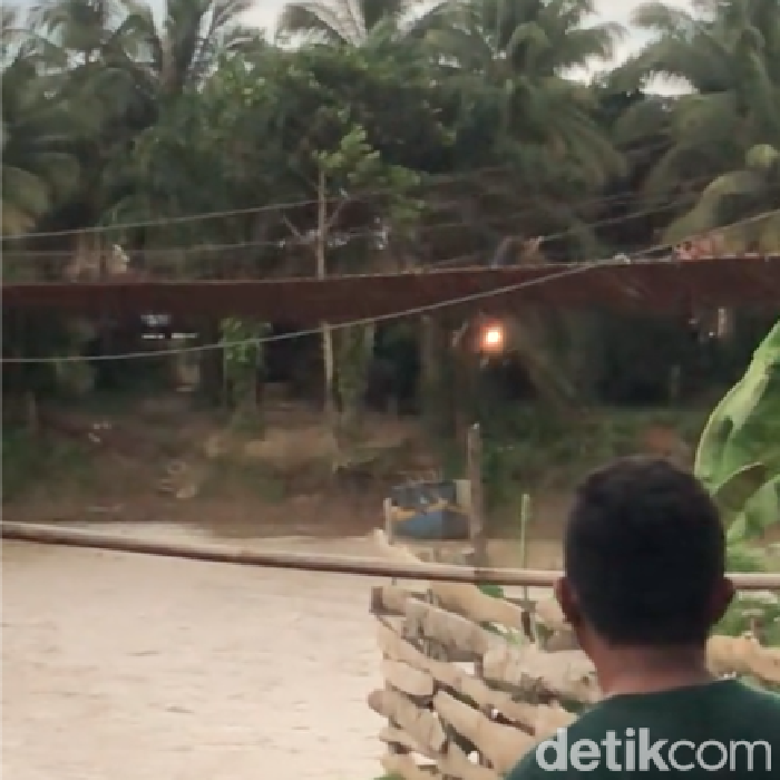 Remaja di Muara Enim, Sumsel jatuh dari jembatan setelah dihempas angin kencang.