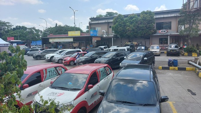 Rest Area Km 62 Tol Cikampek arah Jakarta mulai dipadati kendaraan pemudik.