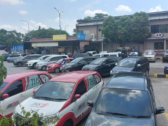 Rest Area Km 62 Tol Cikampek arah Jakarta mulai dipadati kendaraan pemudik.