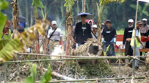 Ribuan warga tengah menonton adu karbit di perbatasan Karawang-Bogor