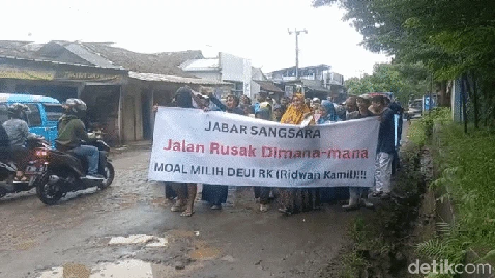 Sejumlah warga kembali melakukan aksi protes terkait kerusakan di Jalan Raya Cikembar, atau tepatnya di Kecamatan Cikembar, Kabupaten Sukabumi.