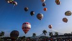 Semarak Ratusan Balon Udara Terbang di Langit Wonosobo