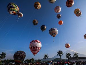 Semarak Ratusan Balon Udara Terbang di Langit Wonosobo