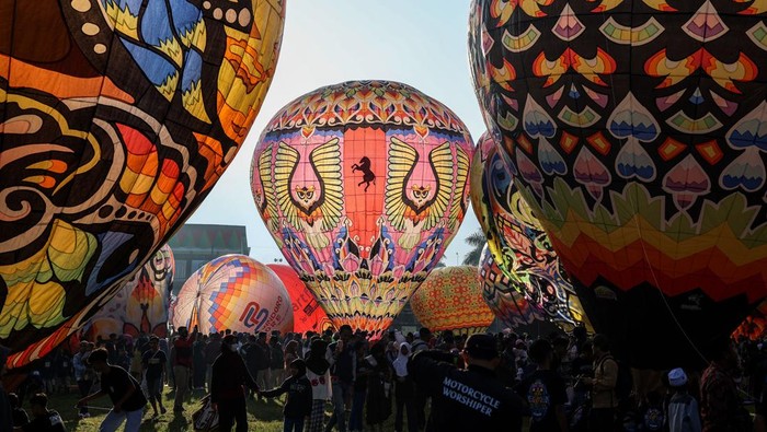 WONOSOBO, INDONESIA - APRIL 23: Hot air balloons fly over the sky during a balloon festival on the Eid al-Fitr holiday at Ronggolawe Stadion on April 23, 2023, in Wonosobo, Central Java, Indonesia. Javanese people fly giant hot air balloons during Eid, which has long been a tradition of the Wonosobo regency. (Photo by Garry Lotulung/Anadolu Agency via Getty Images)