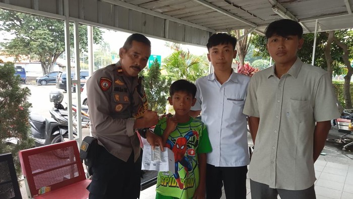 Simak nasib bocah berusia 12 tahun yang nekat kabur ke Bandara Soetta tanpa tiket pesawat untuk temui ibu kandungnya di Kalimantan Tengah. (dok Polres Bandara Soetta)