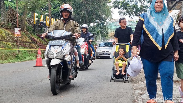 Situasi Jalan Raya Lembang Padat oleh Kendaraan dan Pejalan Kaki