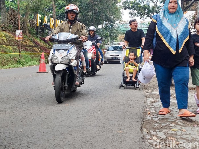 Situasi Jalan Raya Lembang Padat oleh Kendaraan dan Pejalan Kaki