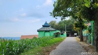 Traveler harus melalui jalan rusak nan panjang untuk menuju ke tempat yang dianggap memiliki tuah ini. Lokasi Makam Janjang berada di desa di tengah-tengah sisa hutan Blora.