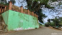Lurah Desa Janjang, Ngasi, bercerita bahwa memang tidak ada cerita valid mengenai Makam Janjang yang dianggap bertuah. Hanya ada mitos yang diyakini dan dipercaya dari mulut ke mulut hingga mengundang traveler dari berbagai daerah.