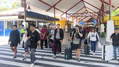 Suasana arus balik di Bandara I Gusti Ngurah Rai Bali, Selasa (25/4/2023). (Triwidiyanti/detikBali)
