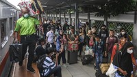 Penumpang kereta api Tawang Jaya tiba di Stasiun Pasar Senen, Jakarta, Senin (24/4/2023). 