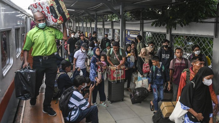 Penumpang kereta api Tawang Jaya tiba di Stasiun Pasar Senen, Jakarta, Senin (24/4/2023). Pada H+2 lebaran, sekitar 40.000 penumpang kereta api tiba di area KAI Daop 1 Jakarta atau mengalami peningkatan hingga 100 persen dari masa normal. ANTARA FOTO/Hafidz Mubarak A/aww.
