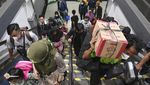 Suasana Arus Balik di Stasiun Pasar Senen