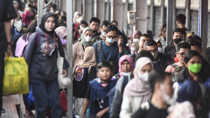 Penumpang kereta api Tawang Jaya tiba di Stasiun Pasar Senen, Jakarta, Senin (24/4/2023). Pada H+2 lebaran, sekitar 40.000 penumpang kereta api tiba di area KAI Daop 1 Jakarta atau mengalami peningkatan hingga 100 persen dari masa normal. ANTARA FOTO/Hafidz Mubarak A/aww.