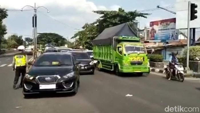 Suasana kepadatan di Simpang Mengkreng yang hingga Nganjuk
