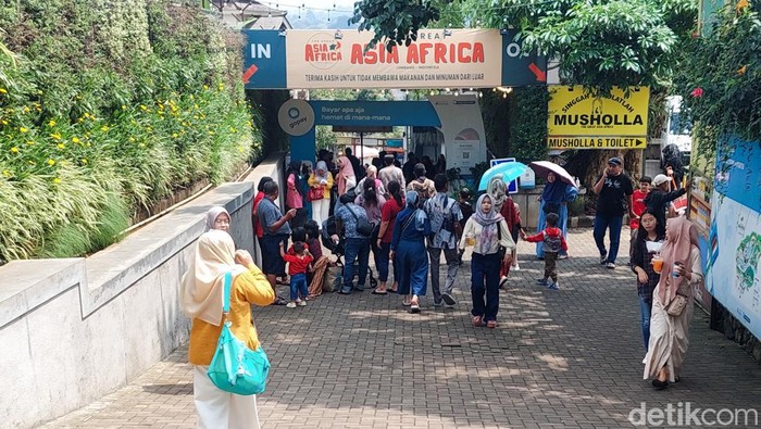 Suasana kunjungan wisata di Lembang, Selasa (25/4/2023). Suasana kunjungan wisata di Lembang, Selasa (25/4/2023).