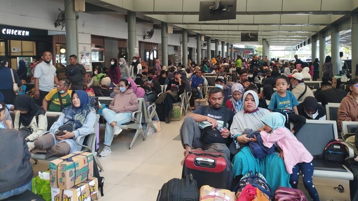 Suasana Stasiun Pasar Senen