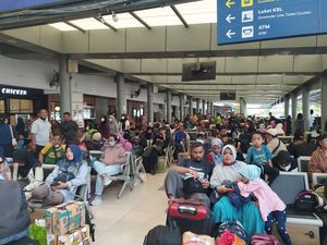 Puncak Arus Balik Mudik, Warga Mulai Padati Stasiun Pasar Senen