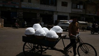 Penjual es menjajakan dagangannya di Kolkata, di mana permintaannya semakin meningkat. Foto: Getty Images