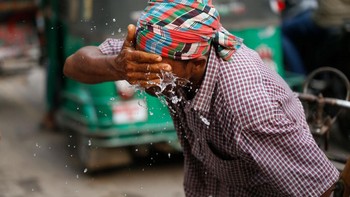 Seorang penarik becak memercikkan air ke wajahnya untuk mendapatkan kelegaan saat gelombang panas di Dhaka, Bangladesh pada 16 April 2023. Menurut Met Office, suhu Dhaka naik hingga 40,5 derajat Celcius, suhu tertinggi yang tercatat dalam beberapa dekade. Foto: Getty Images