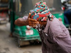 Pemandangan Warga Asia Kelabakan Diterpa Monster Panas