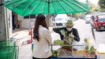 Penjual buah menyiapkan sekantong jambu untuk pembeli selama kondisi gelombang panas di Bangkok pada 20 April 2023. Negara yang terdampak panas ekstrim selain China dan India adalah Thailand, Laos, Bangladesh, Turkmenistan, Jepang sampai Korea Selatan. Foto: Getty Images