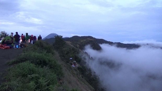 Indahnya sunrise Lebaran di Puncak B29. Wisata yang dijuluki negeri di atas awan ini berada di Desa Argosari, Kecamatan Senduro.