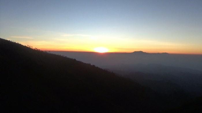 Indahnya sunrise Lebaran di Puncak B29. Wisata yang dijuluki negeri di atas awan ini berada di Desa Argosari, Kecamatan Senduro.