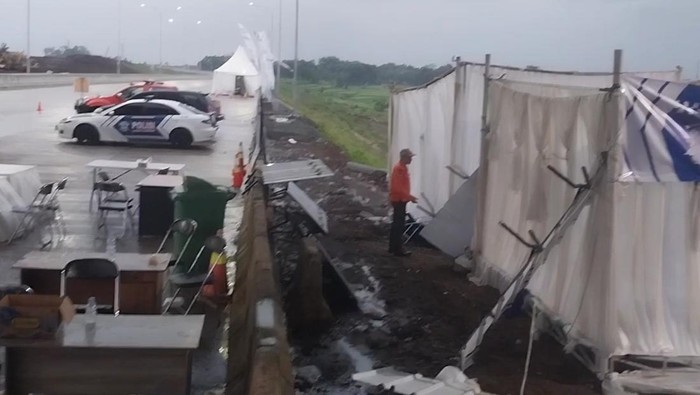 Tenda pos pantau di rest area Tol Cisumdawu roboh diterjang angin, Selasa (25/4/2023).