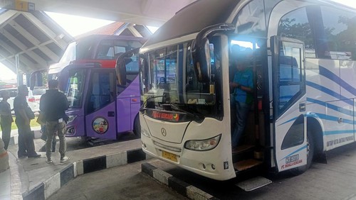 Situasi area keberangkatan/kedatangan angkutan antar kota antar provinsi di Terminal Mengwi, Bali, Selasa (25/4/2023).