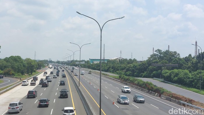 Tol Japek ramai lancar siang ini (Rumondang Naibaho/detikcom)