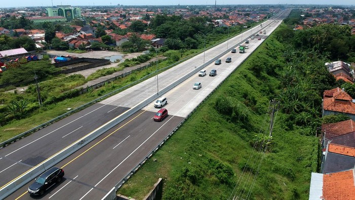 Foto udara kendaraan melintas di Jalan Tol Pejagan-Pemalang, Tegal, Jawa Tengah, Selasa (25/4/2023). Puncak arus balik pada H+3 Lebaran kendaraan dari arah Jawa Tengah menuju Jakarta terpantau meningkat, sehingga Polda Jawa Tengah masih menerapkan rekayasa lalu lintas satu arah. ANTARA FOTO/Oky Lukmansyah/rwa.