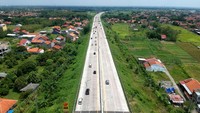 Foto udara kendaraan melintas di Jalan Tol Pejagan-Pemalang, Tegal, Jawa Tengah, Selasa (25/4/2023). 
