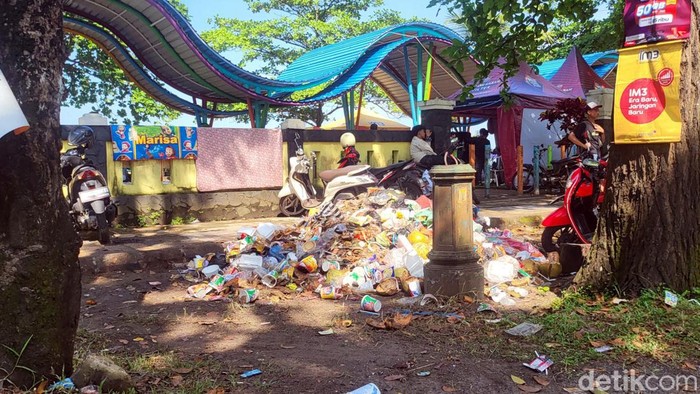 Tumpukan sampah di area wisata Kabupaten Sukabumi, Selasa (25/4/2023).