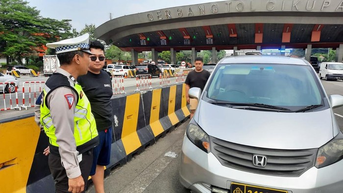 Unit Ditgakkum Korlantas Polri dan PJR Induk Serang mengamankan pria yang menggunakan pelat dinas Polri palsu dan menggunakan rotator. (dok Istimewa)