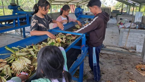 Tenaga dari Unit Pengelolaan Sampah (UPS) Basuki Lestari Besakih saat memilah sampah, Selasa (25/4/2023).