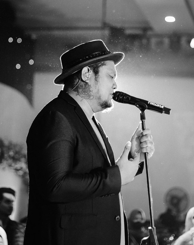 Virgoun mengaku siap diproses secara hukum dan jika perselingkuhan tersebut terjadi lagi di kemudian hari ia juga siap menceraikan sang istri dan memberikan nafkah Rp 40 juta per bulan. “Terhitung sejak tanggal 27 September 2021, dan apabila di kemudian hari saya terbukti mengulangi perbuatan asusila yang melukai harkat dan martabat istri dan keluarga, saya siap untuk diproses secara hukum Islam, dan juga diproses sesuai dengan hukum Indonesia sesuai dengan pasal 284 tentang perzinahan dan menceraikan istri saya, memberikan nafkah sebesar Rp40 juta per bulan dan memberikan hak asuh ketiga anak kami,” bunyi isi surat pernyataan Virgoun. Foto: Instagram/@virgoun_