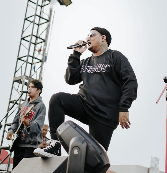 Tak hanya itu saja, dalam akun Instagramnya @mommy_starla, sang istri juga mengunggah beberapa chat Virgoun dengan para mucikari terkait hobi ‘jajan’ sang suami. Jumlah nominal yang ditransfer Virgoun pun disertakan dalam unggahan Instagram Story Inara Rusli. Foto: Instagram/@virgoun_