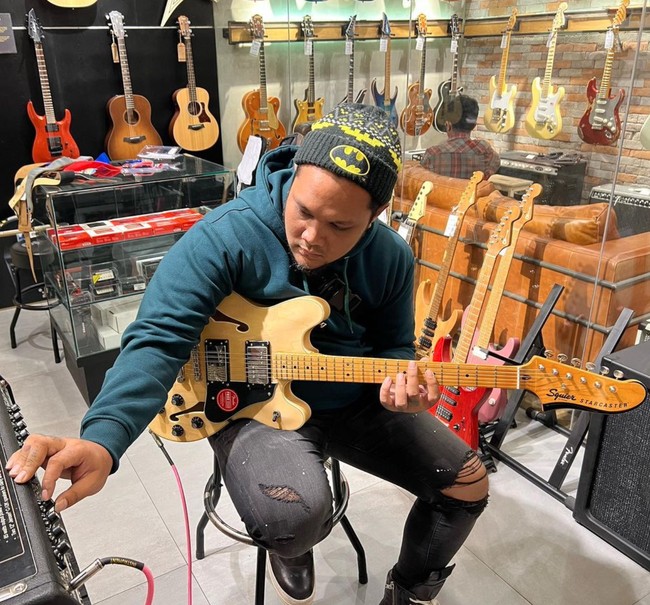 Dengan surat ini menyatakan saya Virgoun Teguh Putra mengakui selama masih dalam status menikah dengan saudari Ina Idola Rusli, bahwa benar telah melakukan hubungan asusila selayaknya suami-istri yang dilarang oleh agama dan pemerintah dengan saudari Austina Tenri Ajeng Anisa, isi surat pernyataan Virgoun. Foto: Instagram/@virgoun_