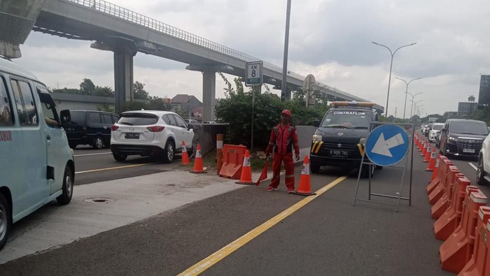 Volume kendaraan dari arah Puncak, Bogor menuju Jakarta meningkat sore hari ini. Atas diskresi polisi, contraflow dari arah Bogor menuju Jakarta diterapkan. (dok Istimewa)