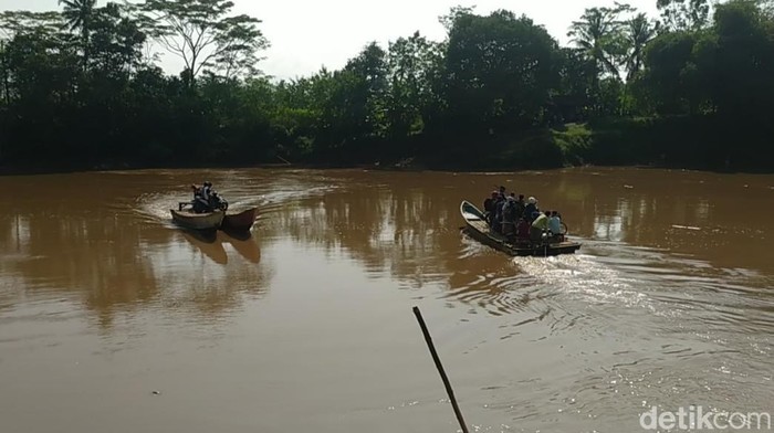 Warga di perbatasan Jateng dan Jabar menggunakan rakit saat mengunjungi keluarga di momen lebaran
