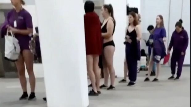 Viral video yang menunjukkan pekerja perempuan dipaksa untuk buka baju guna diperiksa. Aksi ini langsung dikecam.