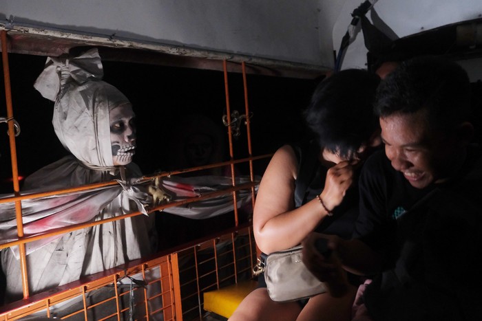 Pengunjung berteriak histeris saat mengunjungi wisata adrenalin wahana uji nyali di Badung, Bali, Selasa (25/4/2023). Wahana uji nyali yang digelar oleh Rumah Hantu Indonesia tersebut mengusung tema 