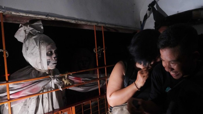 Pengunjung berteriak histeris saat mengunjungi wisata adrenalin wahana uji nyali di Badung, Bali, Selasa (25/4/2023). Wahana uji nyali yang digelar oleh Rumah Hantu Indonesia tersebut mengusung tema 